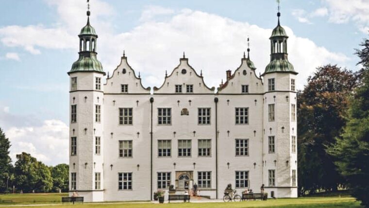 Schloss Ahrensburg &ndash; Wahrzeichen des Amtsbezirks des Notariats