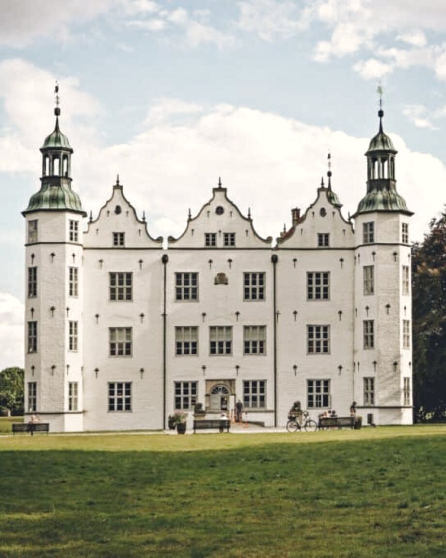 Schloss Ahrensburg hinter der Schlosswiese — in Ahrensburg liegt das Notariat von Hannekum & Partner